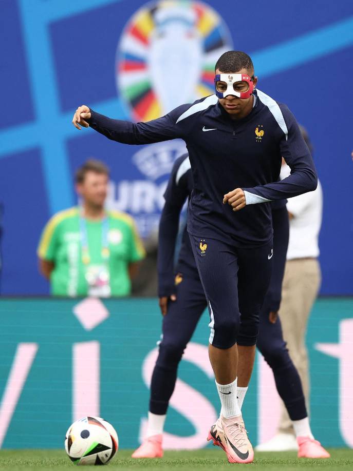 Mbappé se fracturó la nariz el pasado lunes durante el encuentro que su equipo disputó con Austria al intentar rematar la pelota de cabeza. Chocó contra el cuerpo del defensor Kevin Danso y tuvo que abandonar el partido.