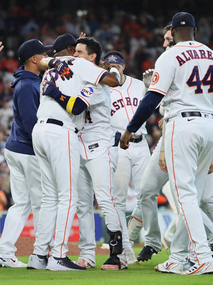 Estas son algunas de las imágenes de los festejos de los Astros de Houston junto a Mauricio Dubón.