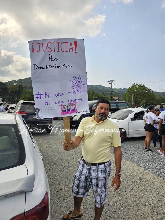 ¡Justicia! para Dione, Nikendra y María se leía entre otra de las pancartas que llevaron los asistentes a la caravana.