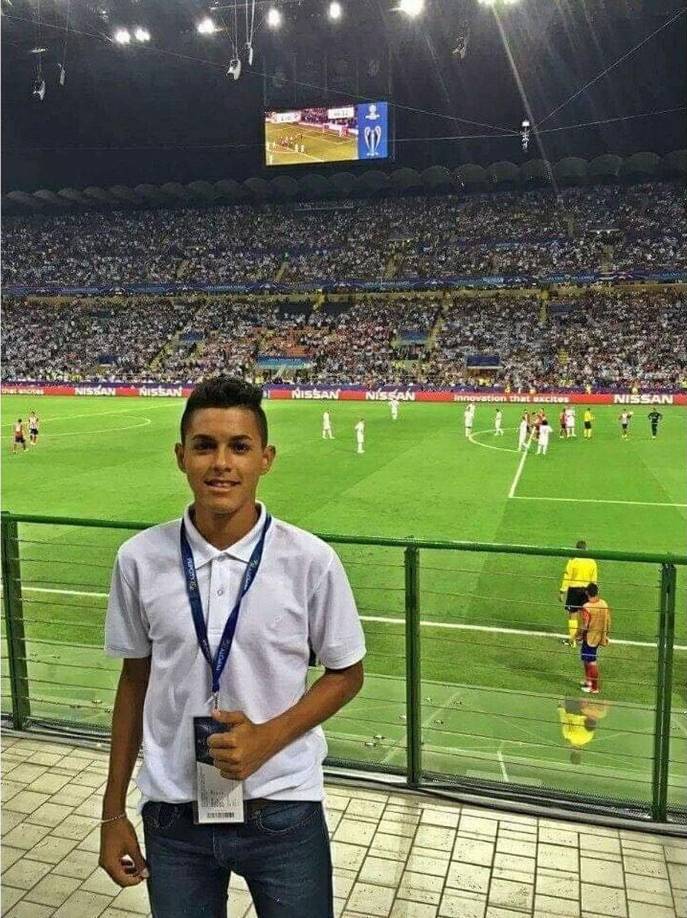 Luis Palma adentro del estadio San Siro de Milán y al fondo los jugadores de Real Madrid y Atlético disputando la final de la Champions League 2015-16.