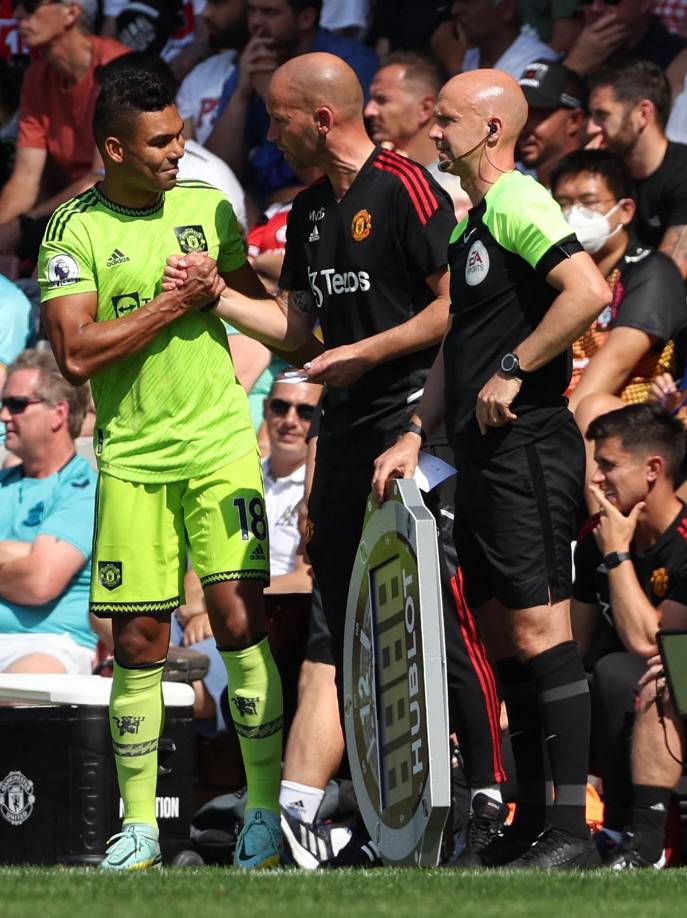 El volante brasileño Casemiro, llegado a comienzos de semana procedente del Real Madrid, debutó en la Premier League en el minuto 80.