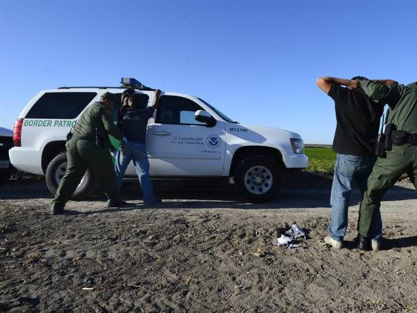En la fotografía se muestra a los cazadores de inmigrantes.