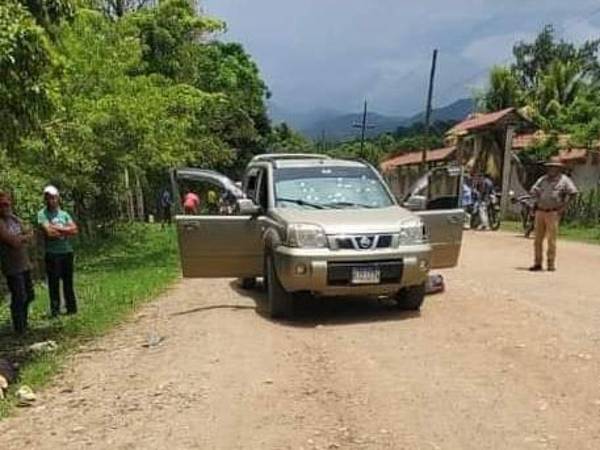 Vehículo en el que se conducían las víctimas.