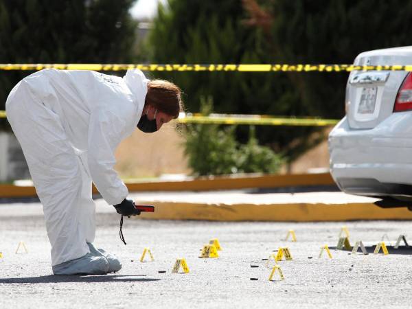 Cuatro personas, tres mujeres y un hombre, fueron asesinados el viernes por un grupo de hombres armados en un restaurante en la comunidad de Barra Vieja, en el balneario de Acapulco, estado de Guerrero, sur del país, informó la Fiscalía Estatal. Fotografía de archivo. EFE/Francisco Guasco