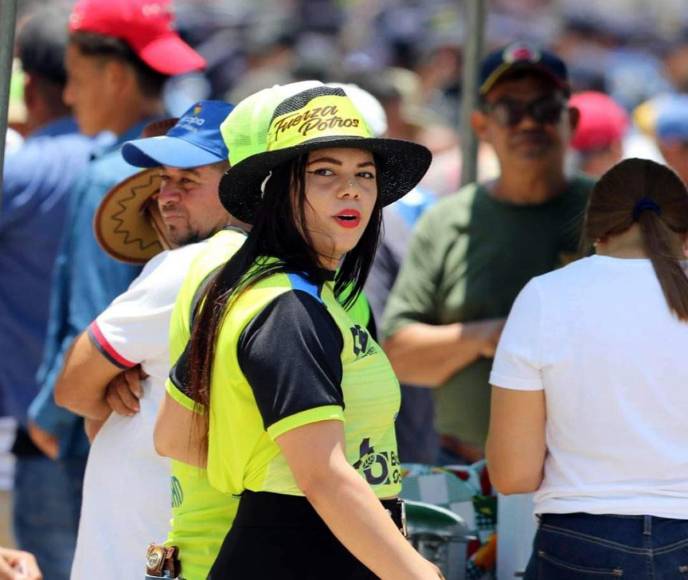 Bellas aficionadas de los Potros del Olancho FC asistieron al estadio Juan Ramón Brevé Vargas.