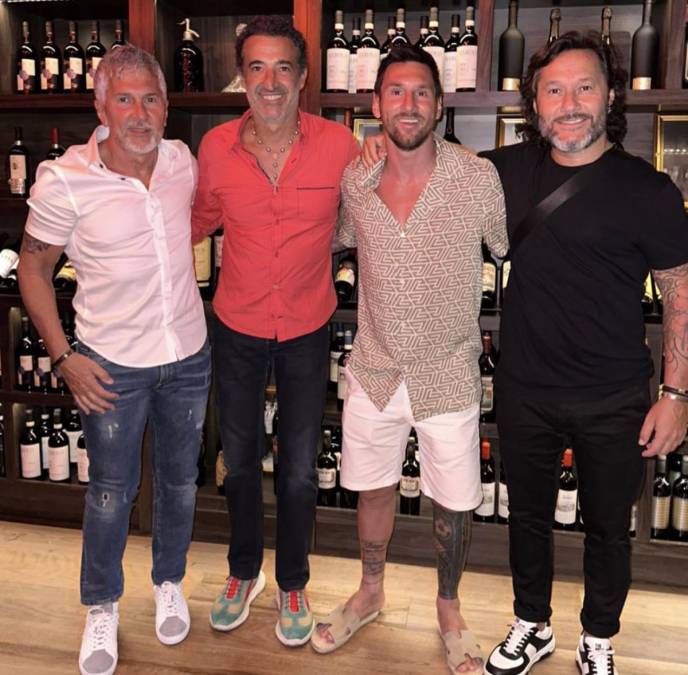 Messi llegó el martes a MIami y el miércoles por la noche tuvo su primera salida. Leo cenó en un restaurante junto a su familia y el actor y cantante argentino Diego Torres.