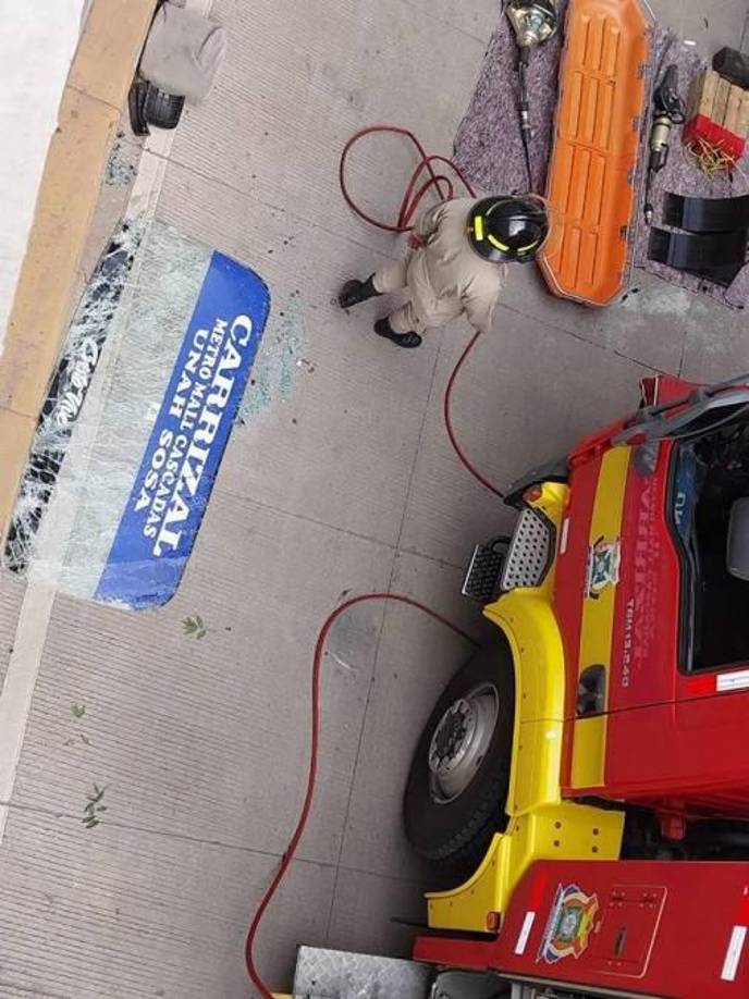 Lagos también dijo que de momento no se ha podido precisar si la víctima mortal era el cobrador del autobús o un pasajero más, pero lamentó que haya perdido la vida de esa manera, pues su cuerpo quedó atrapado entre la parte frontal del vehículo y un muro.