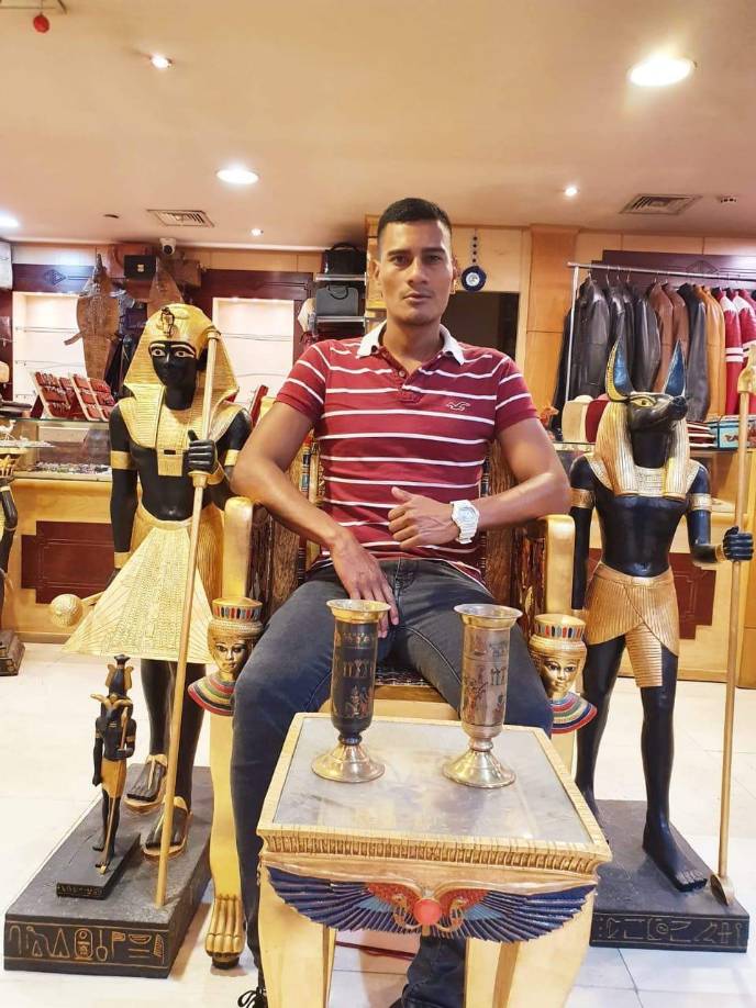 A través de las redes sociales Anuar Jiménez colgaba fotografías desde distintas partes del mundo gracias a su trabajo embarcado.