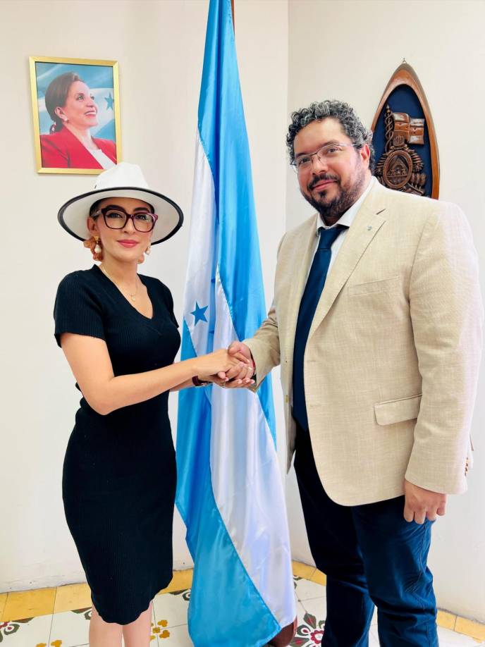 La aparición de la gobernadora al lado de la presidenta se viralizó rápidamente en redes sociales.