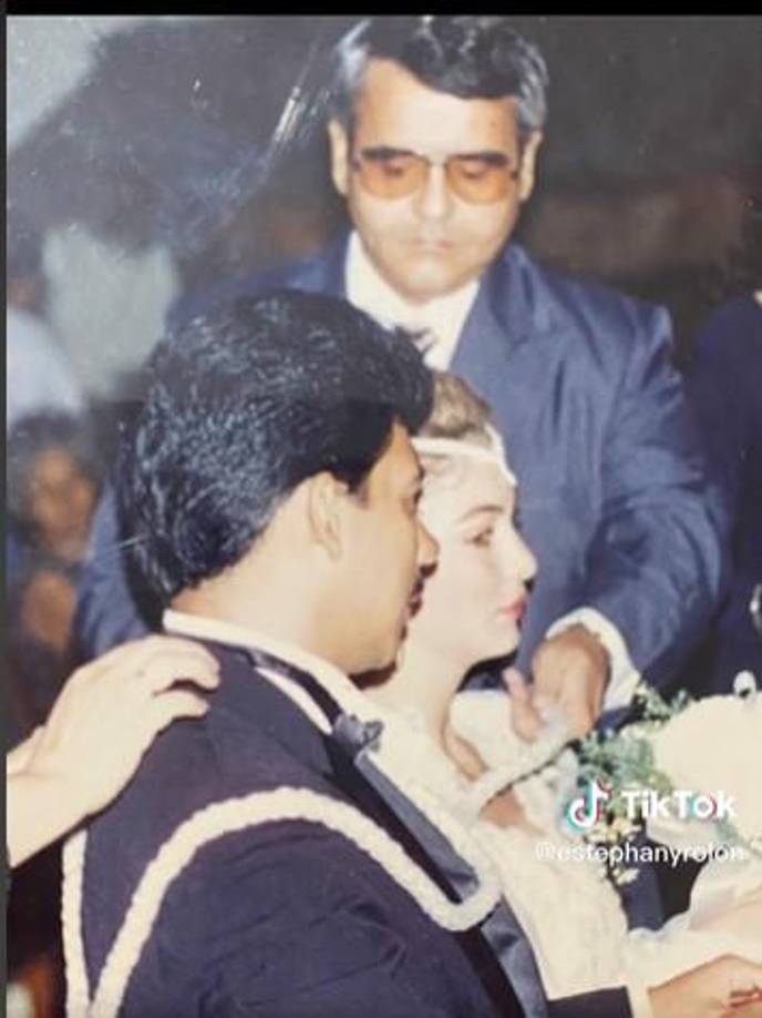 “Te amo papi para mi eres guapísimo ❤️ y no mi mama no se casó por interesada, ni obligada solo estaba enamorada el físico no lo es todo! Y aún siguen casados llevan 25 años juntos”, aclaró Estephany en un posterior video.