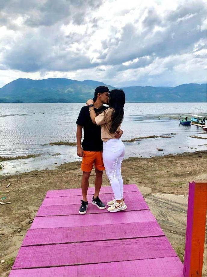 Stephanie junto a Cristian Cálix en uno de sus viajes que han realizado.