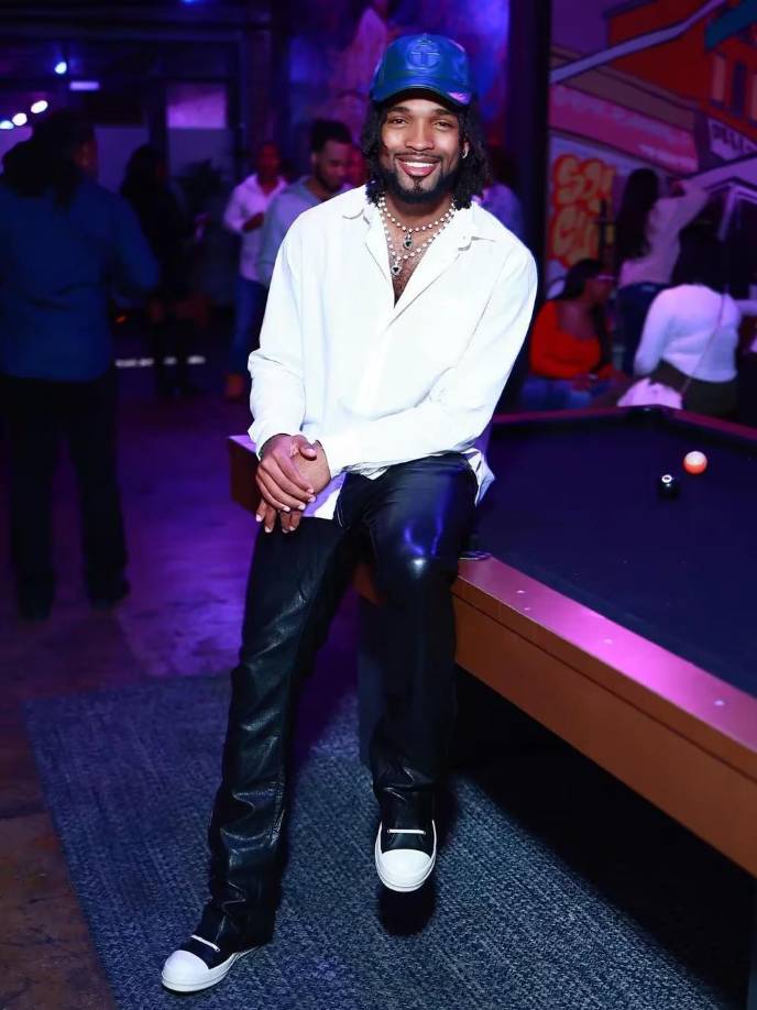 Cabe mencionar que Akeem Morris tiene la misma edad de la hija mayor de Madonna, Lourdes, quien nació en octubre de 1996, el mismo año que nació Akeem. 