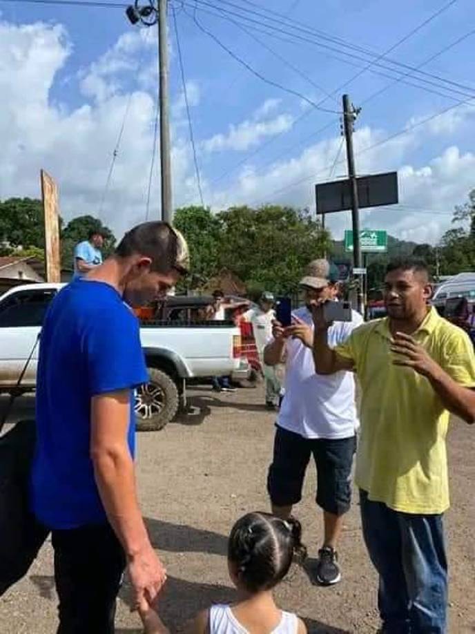Familiares, amigos y residentes de la zona se hicieron presente para recibir al jugador de la Liga Mayor de Honduras, que espera algún día poder jugar en Primera División. 