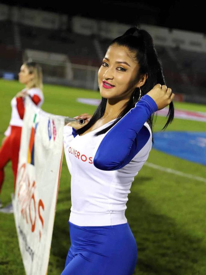Guapas edecanes estuvieron en la cancha del estadio Ceibeño durante el Clásico entre Vida y Victoria.