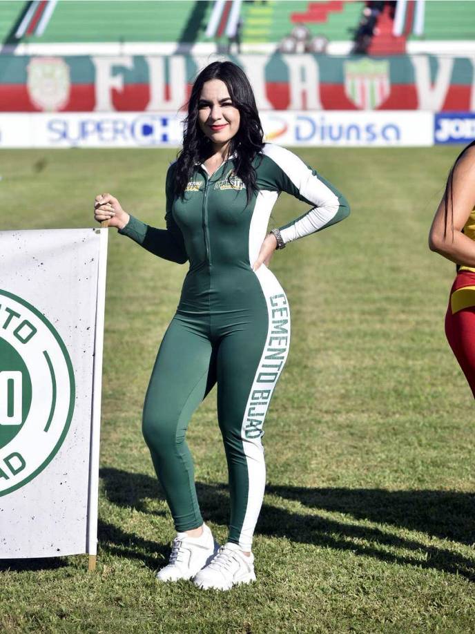 Guapas edecanes también robaron miradas en el estadio Yankel Rosenthal.