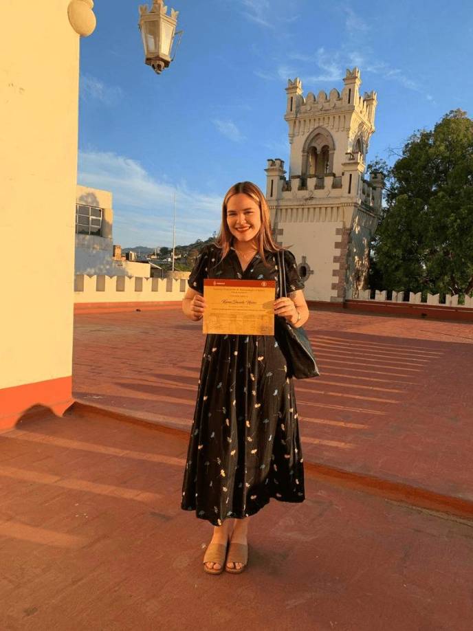 Karen Nuñez -Es la custodio de la Colección Privada de Banco Atlántida. Es una artista visual y restauradora. Certificada por el Instituto Hondureño de Antropología e Historia (IHAH) como Auxiliar de Restauración en la Especialidad de Pintura de Caballete, tras completar exitosamente el proyecto “Capacitación en Conservación y Restauración de Bienes Culturales Muebles”. Este proyecto abarcó un año de intensiva formación, se enfocó en brindar conocimientos teóricos y prácticos en disciplinas clave como la restauración de pintura, cerámica, papel y escultura. 