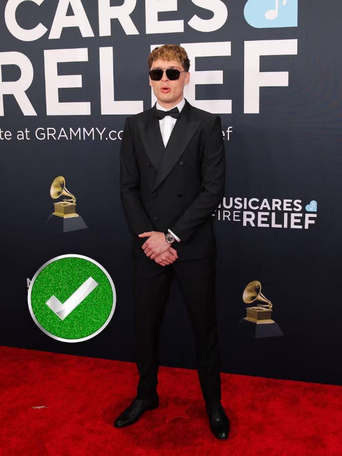 Peso Pluma: “Me encanta el look de Peso Pluma —dijo Profumo sobre Peso Pluma. Espectacular, con traje cruzado con pantalón slim, moño y gemelos, lookazo para él. Ultra clásico y formal. Sabe llevarlo con elegancia, el toque de las gafas con este look hacen que llegue al 10 en puntaje dándole su toque personal”.