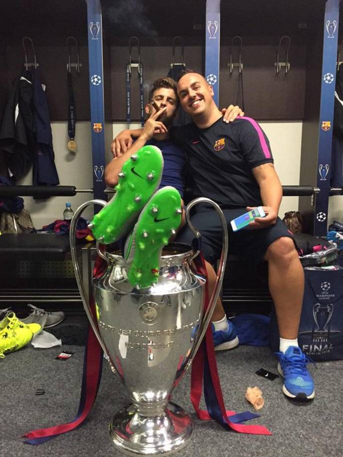 Gerard Piqué celebrando en el vestuario fumando un puro y con los pies sobre la ‘Orejona‘ de la Champions.