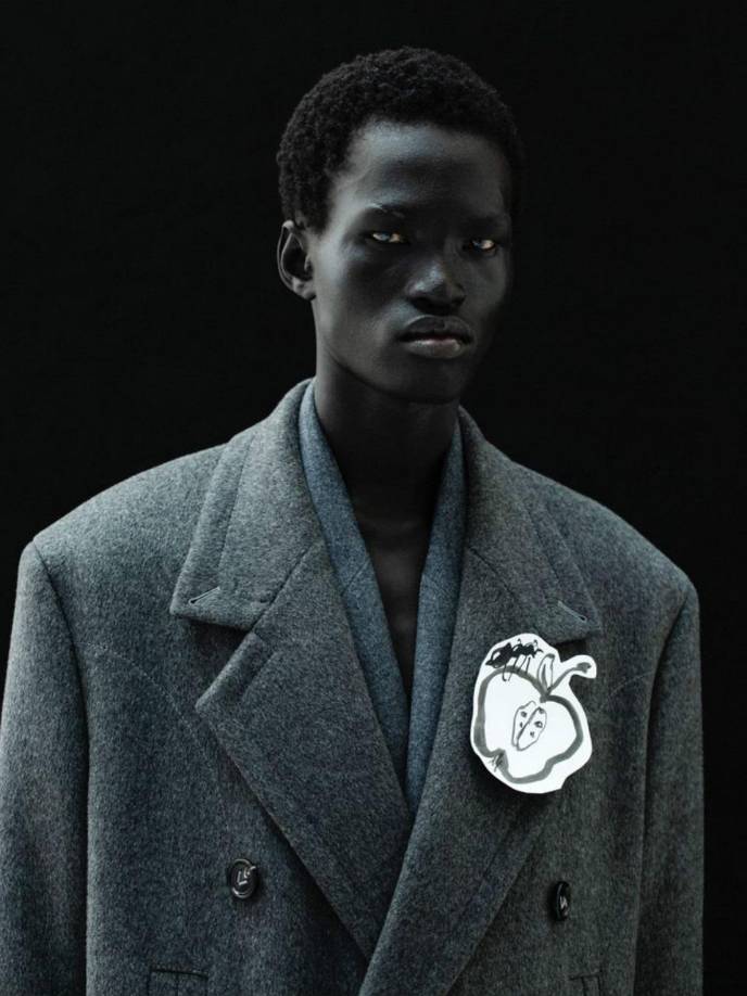 Este logro refleja tanto su talento natural como su capacidad para transformar la percepción del modelaje masculino en una industria limitada, donde la discriminación sigue tan fuerte como antes. 