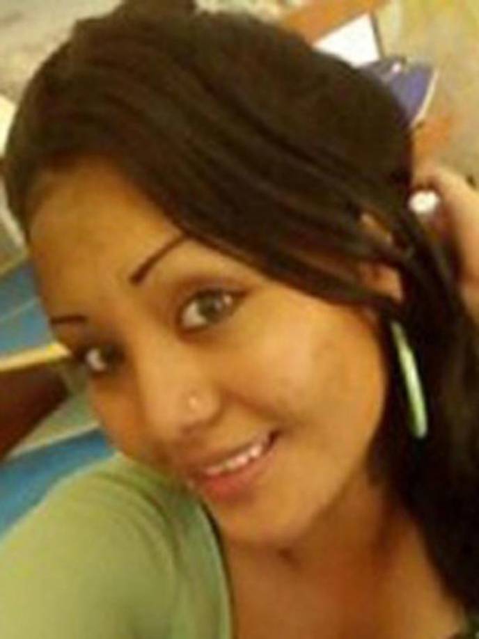 Jiménez también usa los alias Arnoldo Giménez y Arnoldo Rochel Jimenz, dijo el FBI. Tiene cabello negro, ojos color marrón y mide 6 pies de alto, pesa de entre de 200 a 225 libras y nació en Texas el 19 de febrero de 1982 y tenía una propiedad en la ciudad fronteriza de Pharr, Texas.