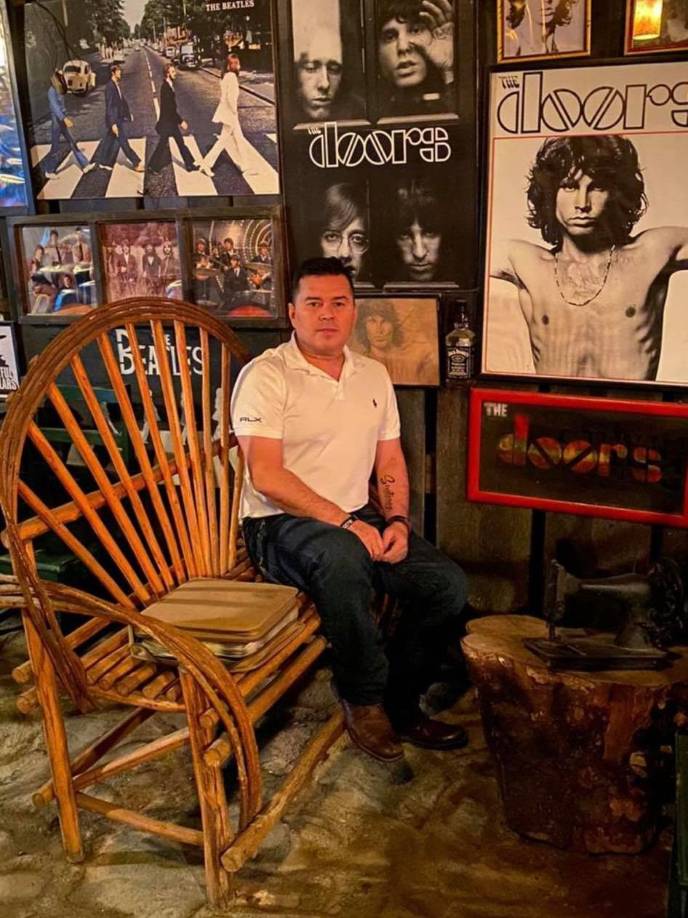 Era dueño de una ferretería. 