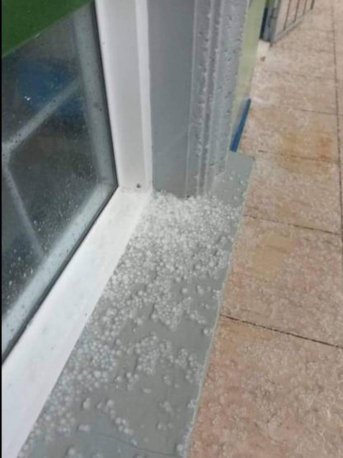 La tormenta inició alrededor de la 1:30 de este día y los residentes aprovecharon para fotografiar los pequeños témpanos de hielo que cayeron en las afueras y al interior de sus hogares.