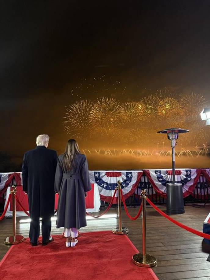 Trump celebró el sábado por la noche su inminente regreso al poder con un espectáculo de fuegos artificiales en Virginia, a las afueras de Washington, que iluminó el cielo al ritmo de una versión de la canción ‘Aleluya’.