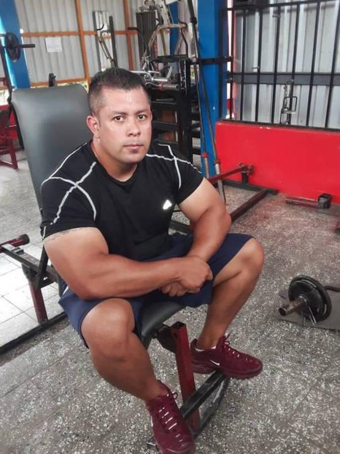 Una persona que llegó a la escena del crimen testificó que el ahora occiso habría tenido una relación amorosa con una mujer casada, hecho que se investiga como posible causa del crimen.