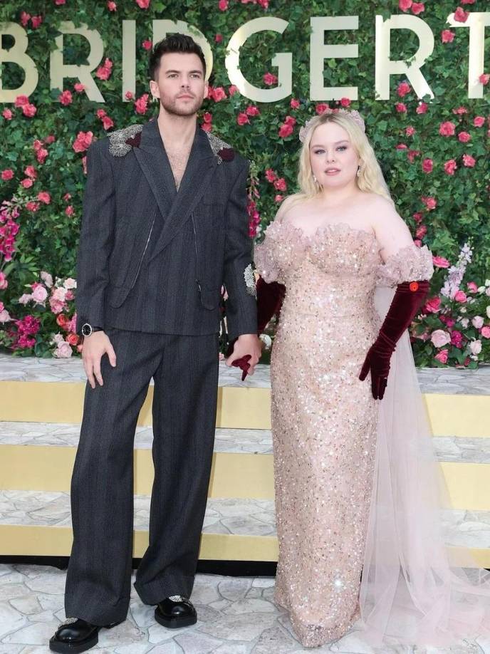 Desde el lanzamiento de “Bridgerton”, los rumores acerca de una potencial relación entre Nicola y Luke Newton han persistido. La conexión entre sus protagonistas, Penélope y Colin, ha resultado tan persuasiva que numerosos seguidores anticipaban que los actores también se enamoraran fuera del cine. No obstante, ambos han dicho en múltiples ocasiones que solo son buenos amigos y que disfrutan colaborando en equipo.