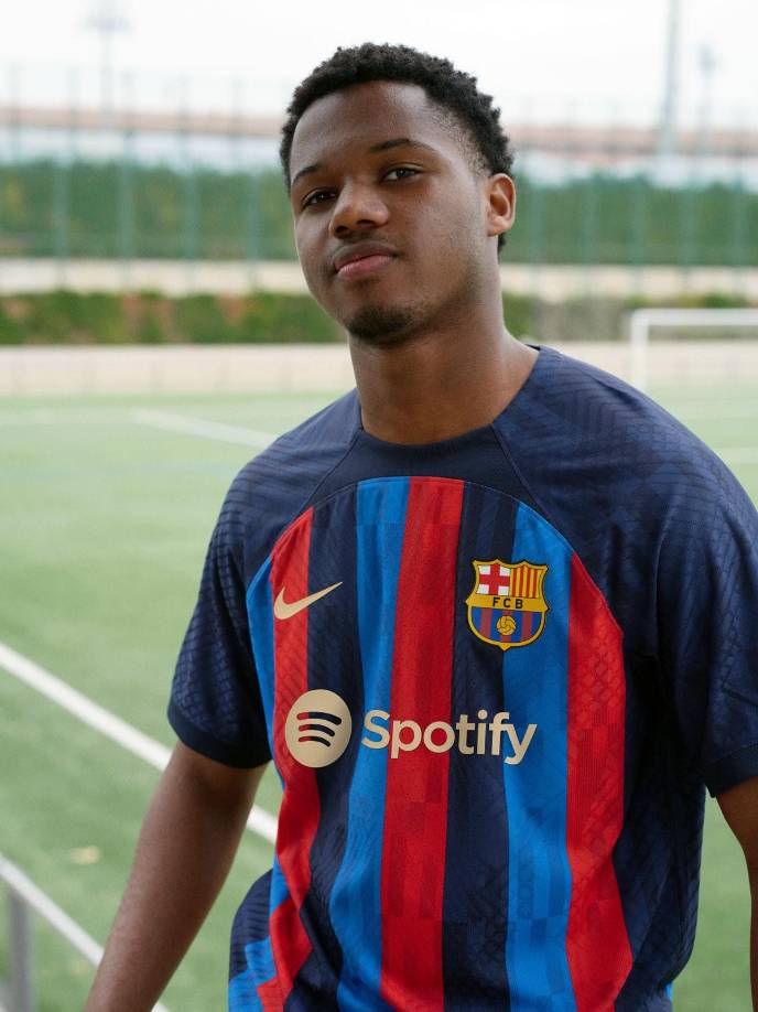 La nueva camiseta del Barça cuenta con el estreno del logos de Spotify en la parte frontal.