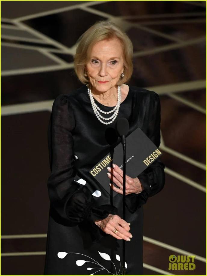 A sus 93 años, coincidiendo con la 90º edición de la gala de los Óscar, subió al escenario a presentar el premio al Mejor Diseño de Vestuario y protagonizó uno de los momentos más entrañables de la noche. “Me acabo de dar cuenta de algo: Soy mayor que la Academia (...) Estoy muy orgullosa de ello”, espetó entre aplausos. EFE