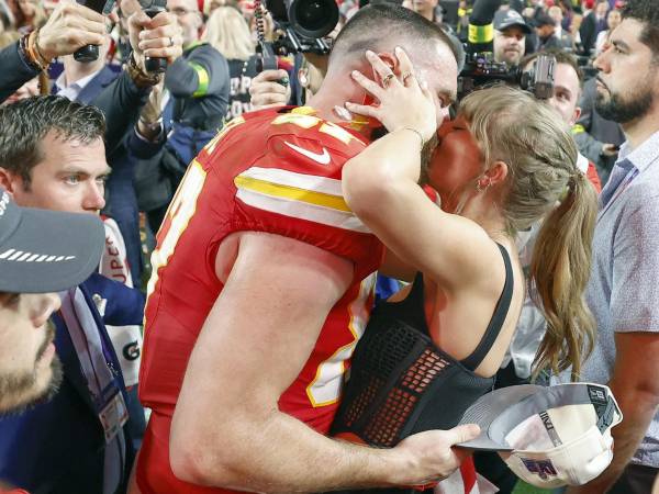 Fotografía de archivo de la estrella del pop Taylor Swift y el jugador de fútbol americano Travis Kelce.
