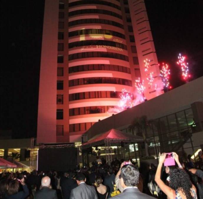 La torre Metrópoli sirvió de fondo para magistral proyección de fotos.