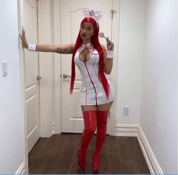 La rapera Cardi B se transformó en una sexy enfermera.