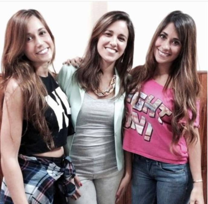 La radiante mujer de Messi presentó a su hermana mayor Paula, de 31 años, y a Carla, de 27 años, en las redes sociales.