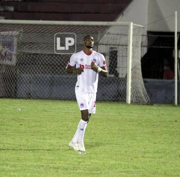 Jerry Bengtson faltó del partido faltando cinco minutos. El goleador de los merengues.