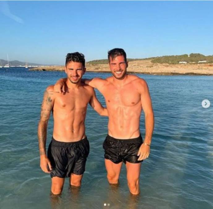 Luca Zidane tampoco fue al enlace, subió esta imagen con un amigo en Ibiza.