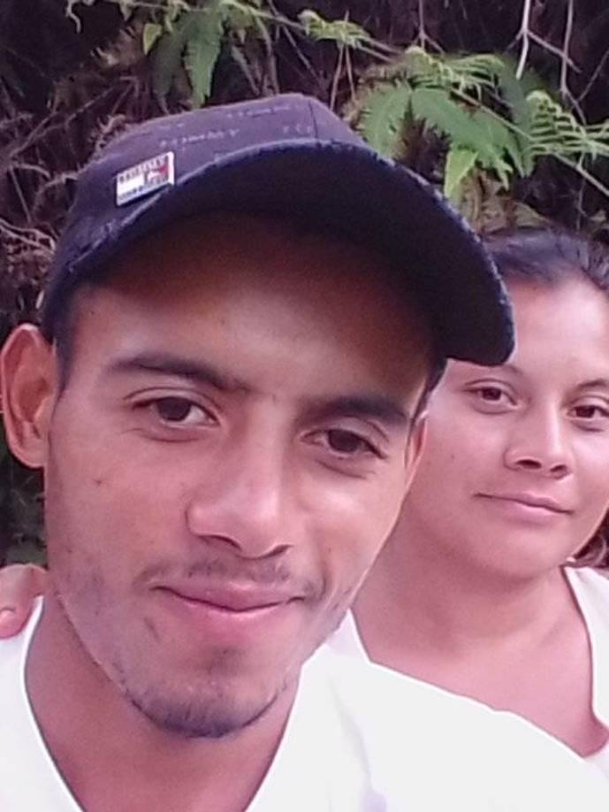 De acuerdo al informe preliminar, sujetos desconocidos le habrían disparado a la pareja mientras iban en marcha. 