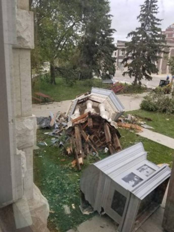 'Cuando uno examina las imágenes de la destrucción, es increíble que no se hayan perdido vidas y por eso debemos estar agradecidos', declaró Reynolds.