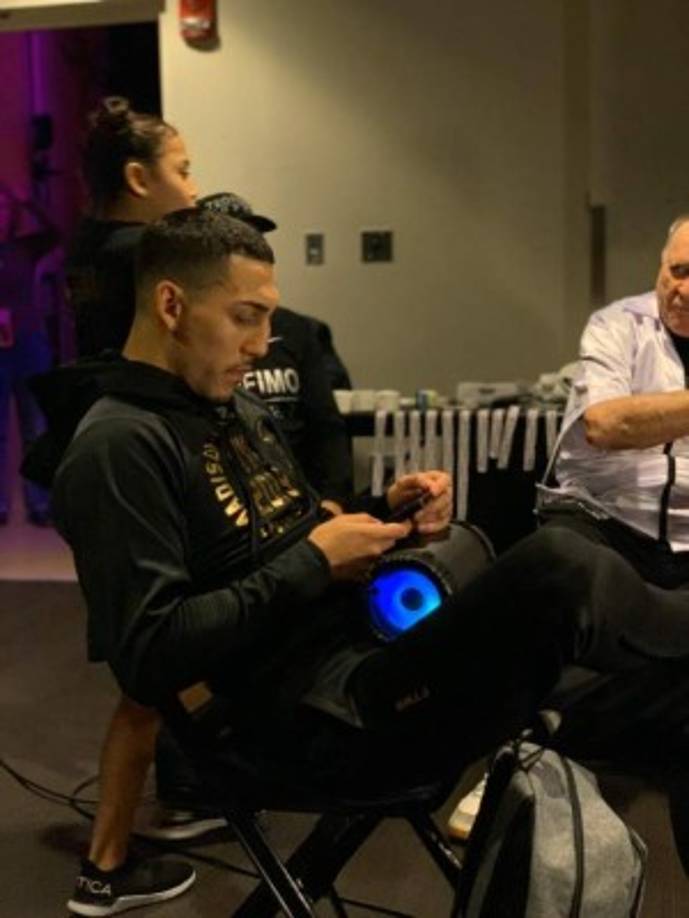 Así de relajado estaba Teófimo López horas antes de la pelea contra Richard Commey.