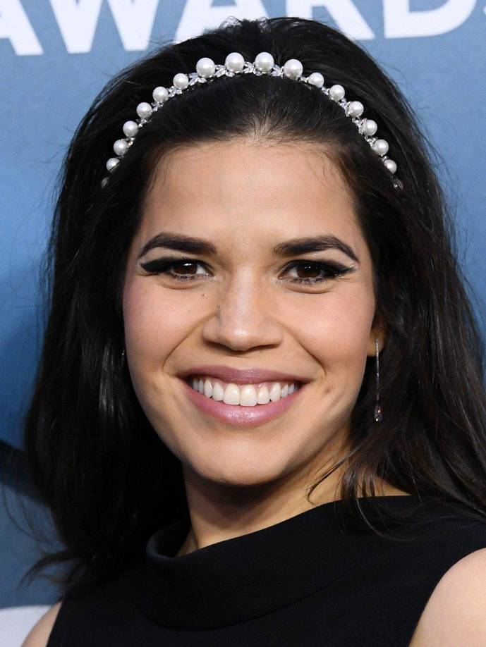 América Ferrera, actriz estadounidense de ascendencia hondureña. Desde muy joven actuó en varias producciones teatrales que se hacían en su escuela. Sus padres, oriundos de Tegucigalpa, migraron hacia EUA en la década de los 70´s. A los siete años interpretó un pequeño papel en una producción escolar de “Hamlet”, y cuando tenía 10 años interpretó a Artful Dodger en “Oliver!”. En julio de 2002, Ferrera apareció en su primera película para televisión, “Gotta Kick It Up!” para el canal Disney. Entre otras películas o series en las que apareció destacan: “Ugly Betty”, “Superstore”, “Gentefied”, “Barbie” y “En la mira”. Aparte, ya hizo su debut como directora de largometraje con “I Am Not Your Perfect Mexican Daughter”, en febrero de 2021. 