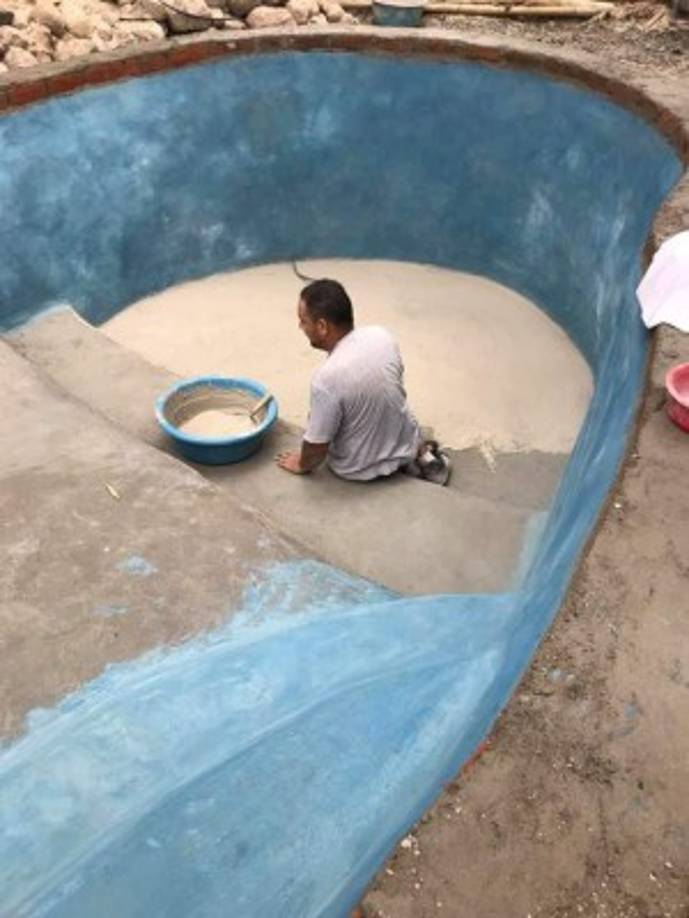 Para darle un toque más limpio ellos usaron una pintura azul para se mezclara con los tonos del agua e hiciera un espejismo perfecto.