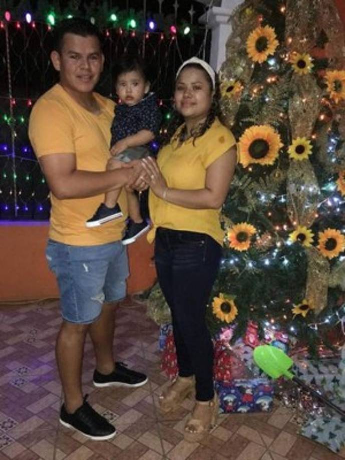 Kevin Espinoza: El defensor del Marathón junto a su esposa e hijo.