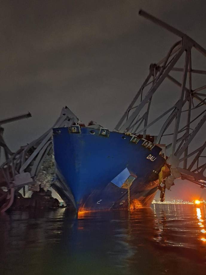 El accidente se registró hacia las 01:30 hora local (05:30 GMT) del martes 26 de marzo en el puente Francis Scott Key de Baltimore. 