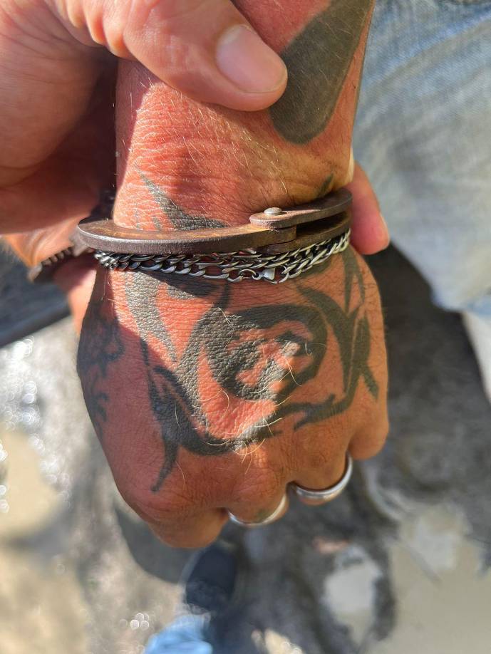 Según las autoridades, es conocido en el mundo criminal con el alias “El Jona SLS”. 