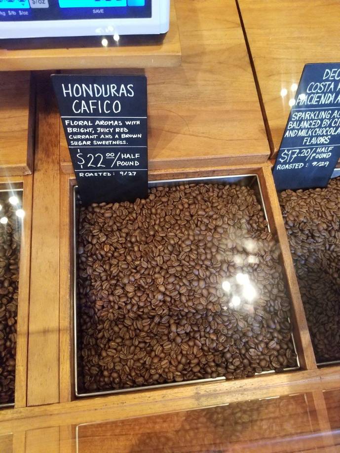 Entre las propiedades resaltaba su aroma floral y notas dulce similar a la azúcar morena. La media libra se venía a $22.