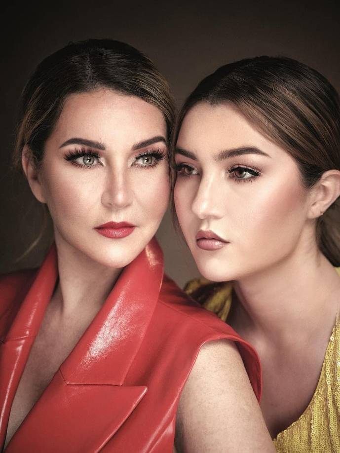 Recientemente las redes sociales estallaron ante esta fotografía donde es evidente el parecido con la cantante grupera. 