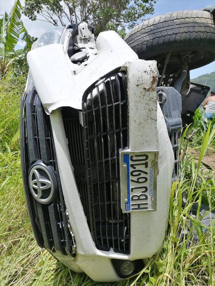 Personas en el lugar ayudaron a salir al conductor del autobús, a una señora y a una menor de edad que resultaron con heridas. 