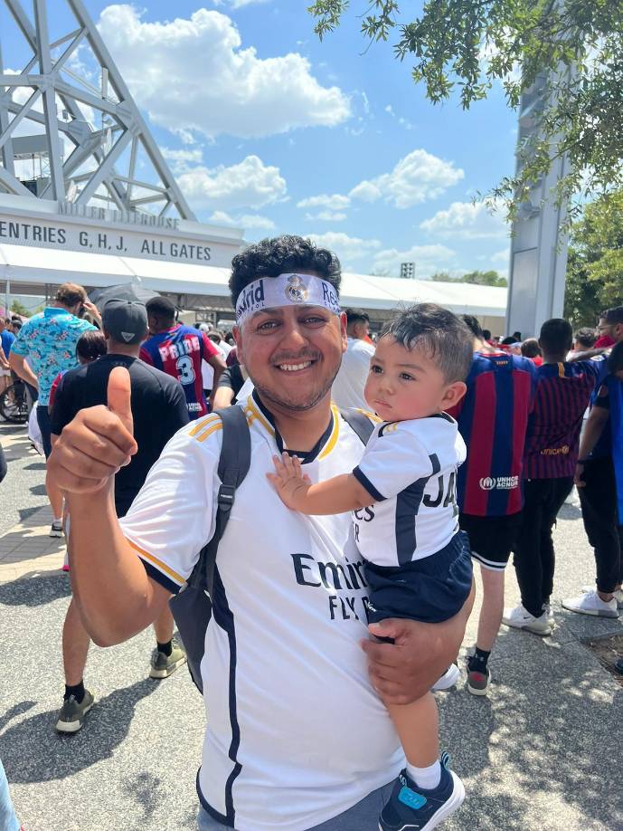 Algunos fans acudieron ya con dorsales de los nuevos fichajes, como el 5 de Jude Bellingham en el Real Madrid.