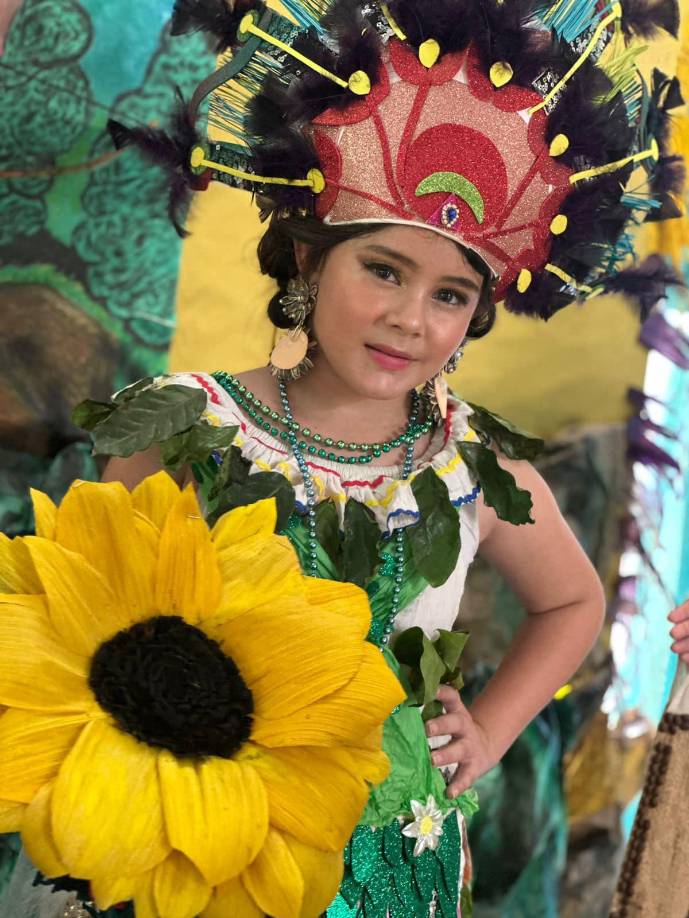 Sofía Lizeth Aguilar de quinto grado fue electa como la India bonita 2024 en la escuela Francisco Morazán del barrio El Jilote de Santa Bárbara.